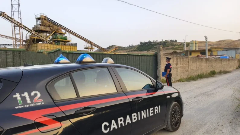 Catanzaro, reflui industriali nel torrente e acque torbide in mare: denunciata una donna di 48 anni