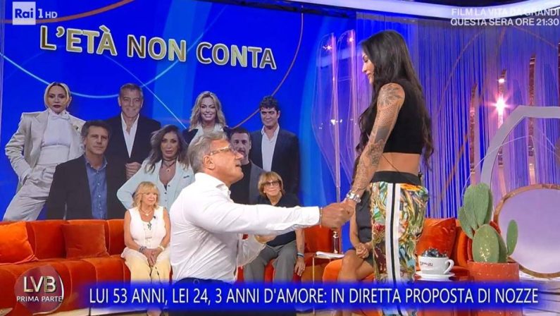 Lui ha 53 anni, lei 24: a La volta buona arriva la proposta di matrimonio a sorpresa