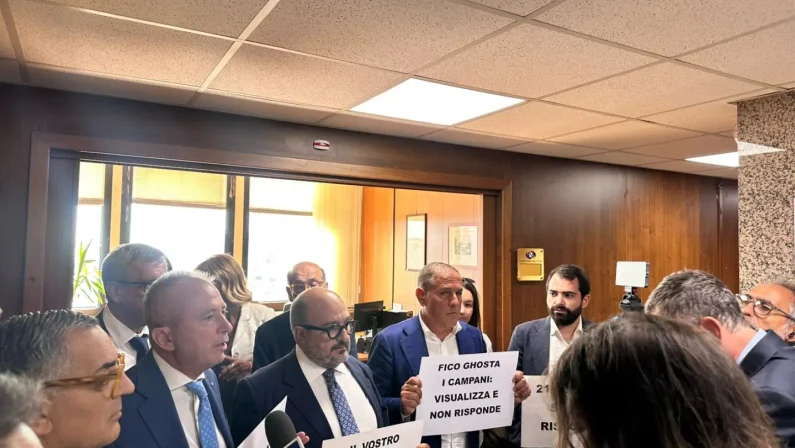 Campania, protesta del centrodestra in Regione: “Mancano le risposte alle interrogazioni”