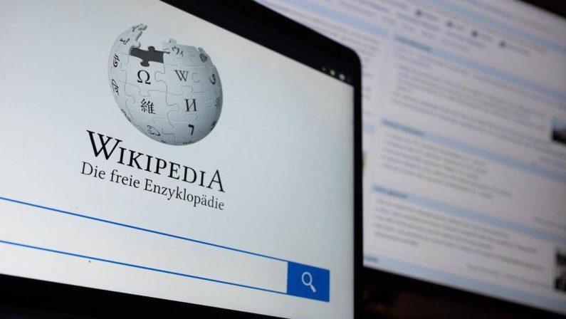 Intelligenza artificiale, fondatore di Wikipedia: “Non è affidabile per scrivere articoli”