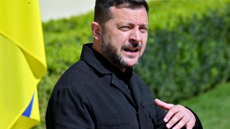 Ucraina-Russia, Zelensky: “Putin vuole negoziare”. Ma Mosca ha risorse per la guerra fino al 2028