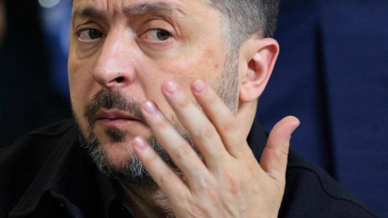 Ucraina, la minaccia di Zelensky: “I cieli della Russia non sono più sicuri”. Putin: “Terrorista”