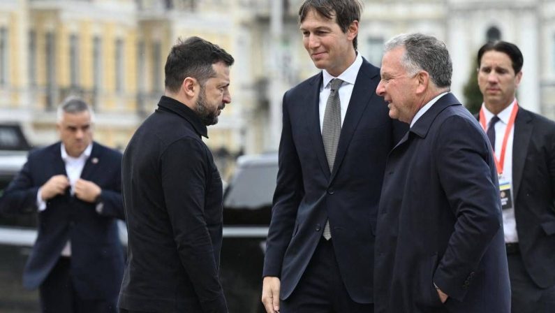 Ucraina-Russia, Zelensky al tavolo con gli inviati di Trump: “Guerra continuerà”