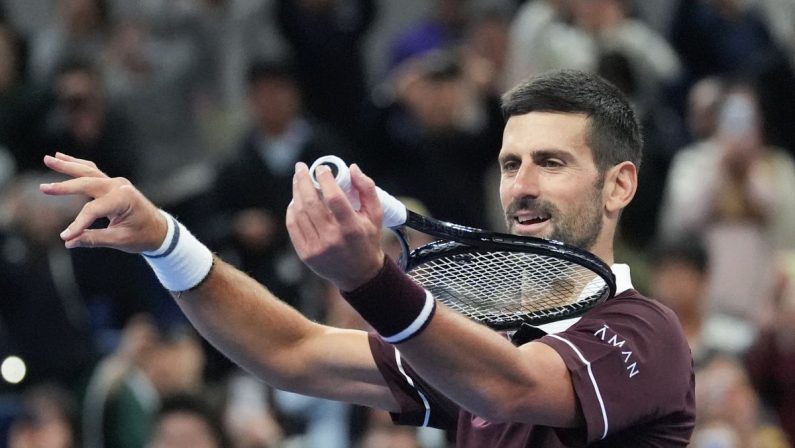 Djokovic vola in finale a Pechino, Medvedev squalificato