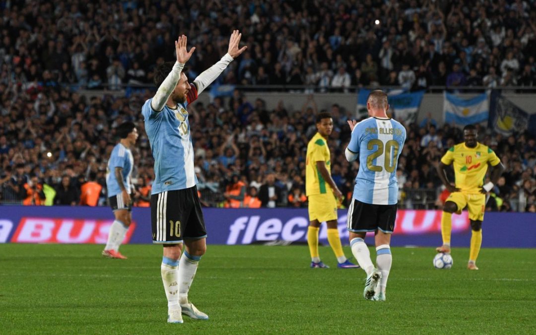 L’ultima di Messi con l’Argentina, due assist e un gol: “Ora farò il tifoso”
