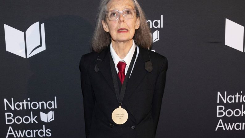 Vince il Premio Nobel per la Letteratura 2026 la canadese Anne Carson