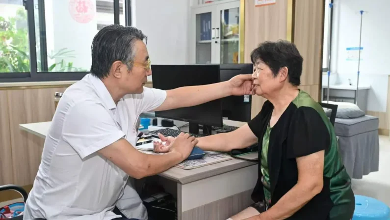 Cina presenta piano per potenziare servizi infermieristici e di riabilitazione