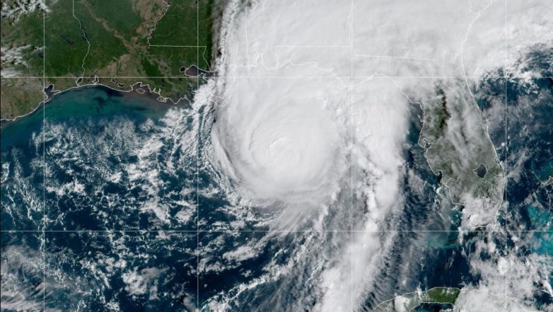 Usa, l’uragano Isaia raggiunge le coste della Florida. Venti a 165 km/h
