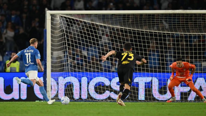 Serie A, doppietta De Bruyne e gol di Lang, al Maradona il Napoli batte 3-0 il Frosinone