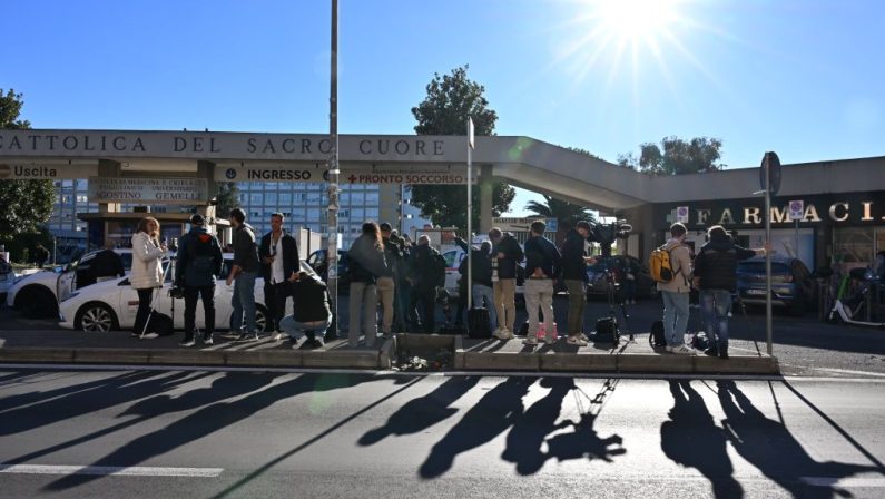 Papa Leone XIV ricoverato al Gemelli, domani l’intervento. Chirurghi ottimisti