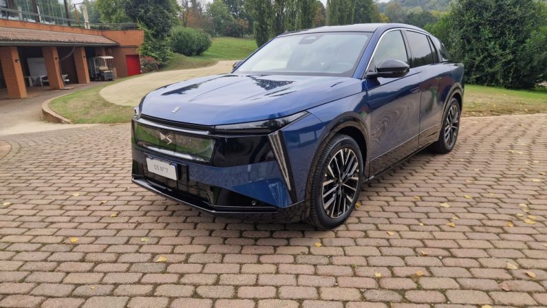 Nuova DS N°7, il SUV compatto premium punta su design, comfort e tecnologia