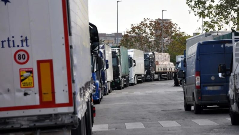 Revocati blocchi dei Tir in Sicilia, accordo in Prefettura a Catania