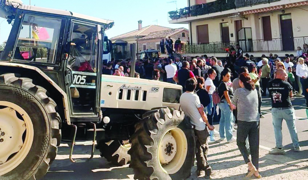 Caro carburante, bloccata la Statale 106