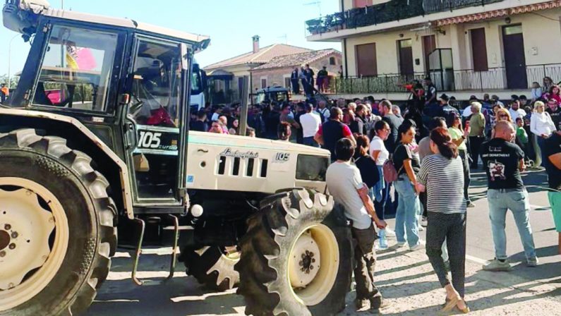 Caro carburante, bloccata la Statale 106