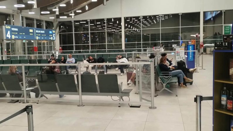 Lamezia, volo dirottato a Brindisi e notte in aeroporto per i passeggeri