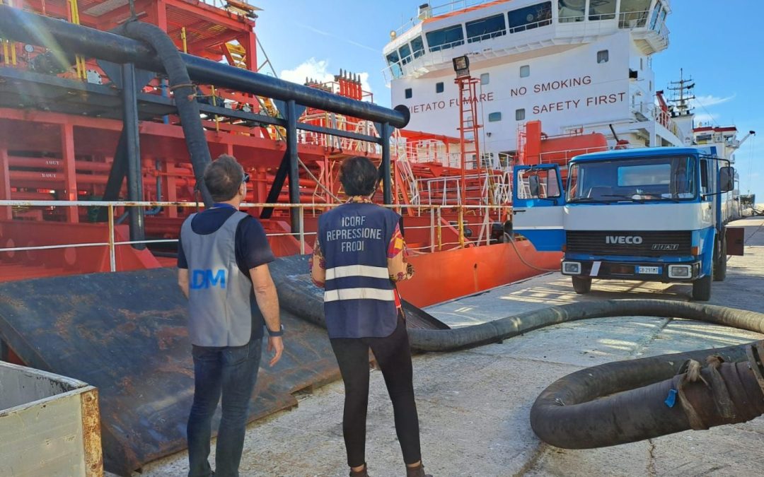 Controlli al porto di Monopoli per verificare la regolarità di tonnellate di oli vegetali grezzi