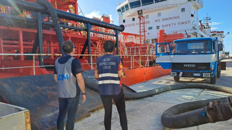 Monopoli, controlli al porto per verificare la regolarità di tonnellate di oli vegetali grezzi