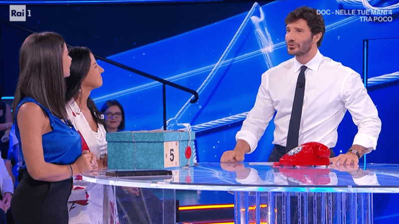 Affari tuoi, Marina da Sassari torna a casa a mani vuote. De Martino: “Potevamo salvare la partita al novantesimo”