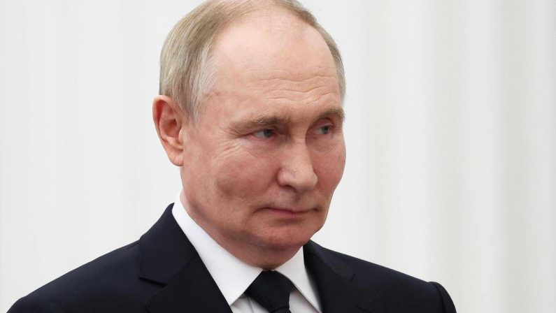 Mosca, droni ucraini contro aeroporti impediscono l’atterraggio di Putin