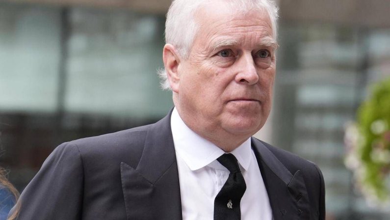 Caso Epstein, la polizia ammette: “Perquisizioni illegittime a casa dell’ex principe Andrea”
