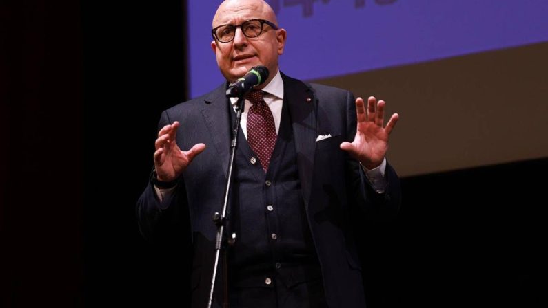 Ex vicepresidente Regione siciliana Gaetano Armao indagato per corruzione, Procura chiede arresto