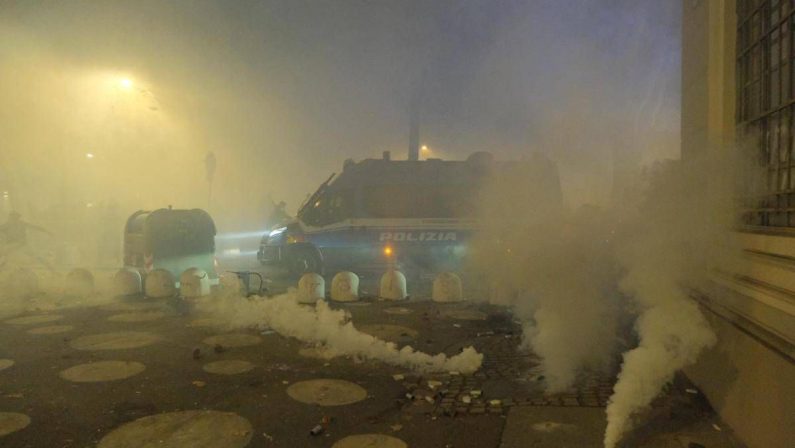 Scontri a corteo per sgombero Askatasuna, chieste 19 misure cautelari: tra i reati contestati anche tentato omicidio