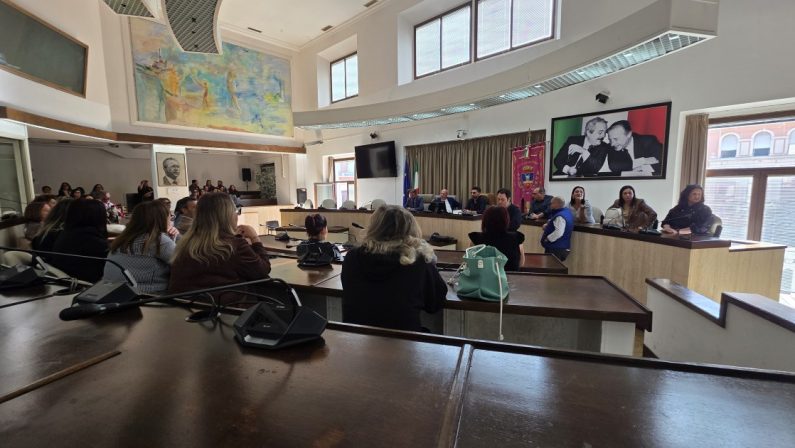 Crotone, vertenza Konecta: Consiglio Comunale ad hoc e manifestazione alla Cittadella