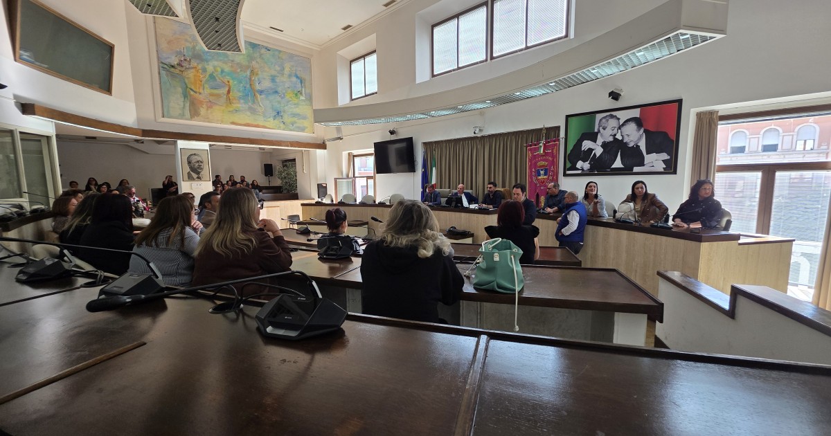 https://www.quotidianodelsud.it/wp-content/uploads/2026/10/assemblea-konecta-comune-kr.jpg