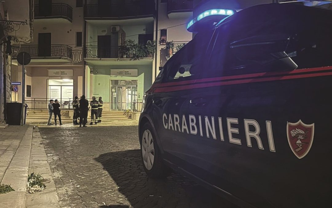 L’arrivo dei carabinieri in via Pennella, dopo l’assalto allo sportello della Banca del Mezzogiorno