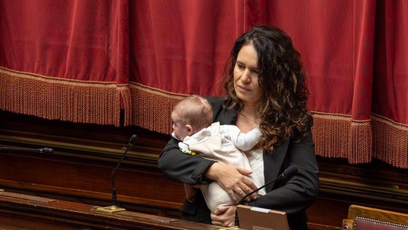 Legge elettorale, Barzotti in aula con il figlia piccola per seguire Conte