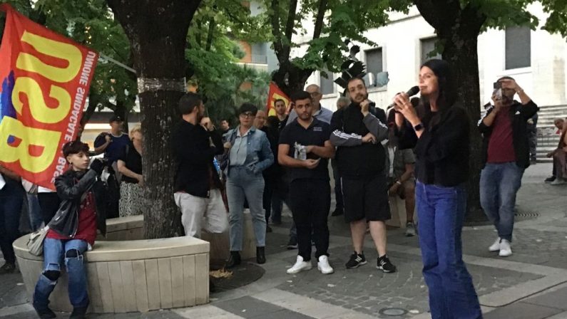 Cosenza, protesta in piazza contro il “caro vita”