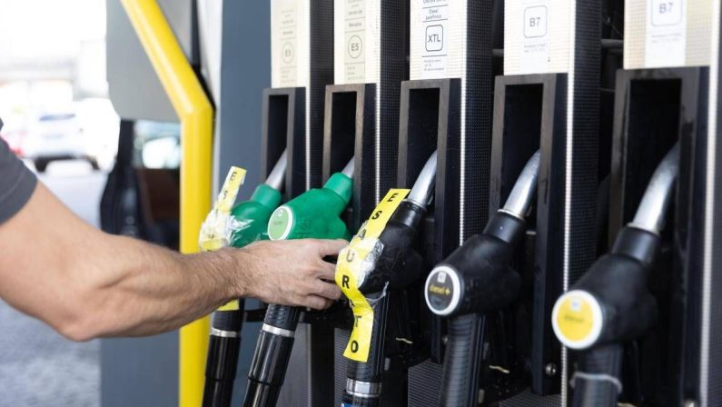 Carburanti, tetto ai prezzi in metà delle stazioni di servizio: calano benzina e gasolio