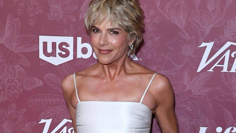Caos a bordo del volo per New York, arrestata l’attrice Selma Blair: “Ha morso hostess e aggredito un poliziotto”