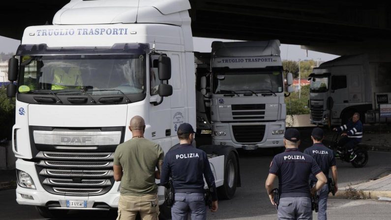 Protesta dei tir, stop ai blocchi in Campania: ripartono i rifornimenti. Il Garante invoca la precettazione