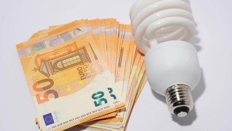 Bollette, ecco quanto pesano i rincari luce e gas e quando arrivano in fattura