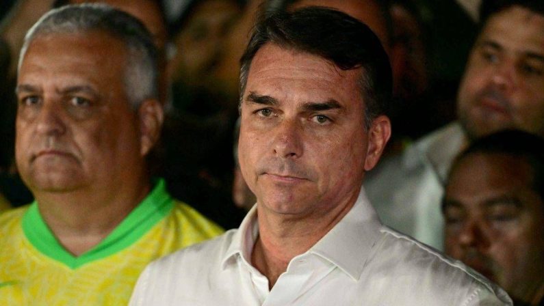 Brasile, partito Bolsonaro riconosce vittoria di Lula. Lui no: “Mi vietano di lasciare il Paese, tentativo di intimidazione”