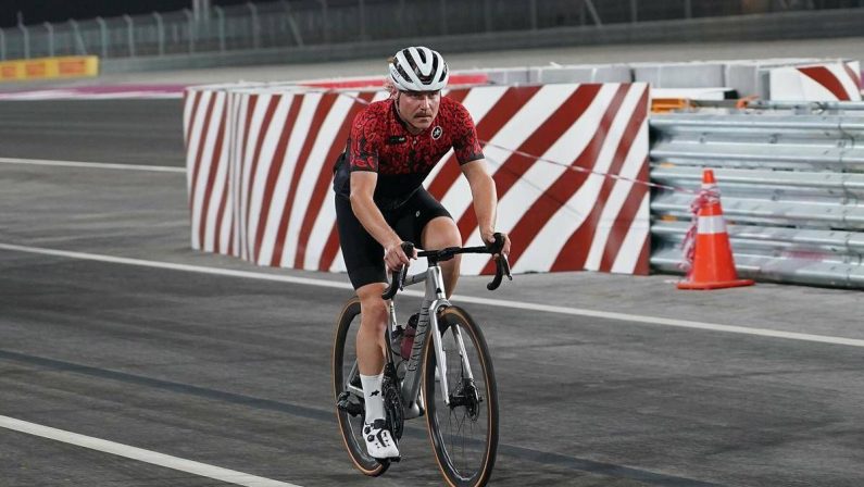 Dalle quattro ruote ai pedali: Bottas va da Sepang a Singapore in bici