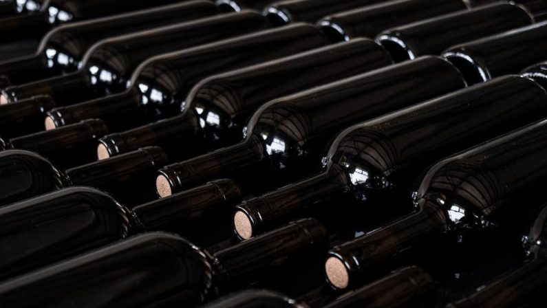 Maxi furto nella cantina Antinori in Toscana, rubate 30mila bottiglie per 5 milioni di euro: caccia alla banda