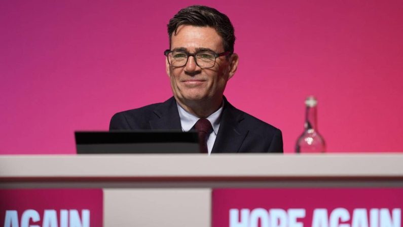 Brexit, svolta nel Regno Unito: Burnham apre al rientro nell’Ue. Macron: “Sareste i benvenuti”