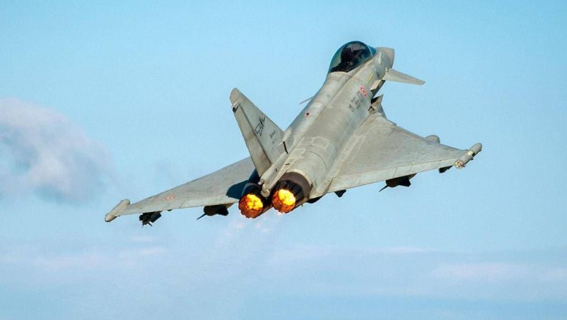 Lituania, drone sospetto entra nello spazio aereo: si alzano in volo caccia italiani