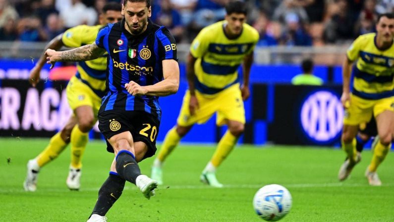 Fallo di Diego Carlos su Esposito, interviene il Var: giusto il rigore in Inter-Parma?