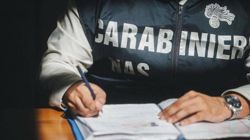 Schiaffi, insulti e violenza sessuale ad anziane in Rsa di Milano: interdetti 3 operatori sociosanitari