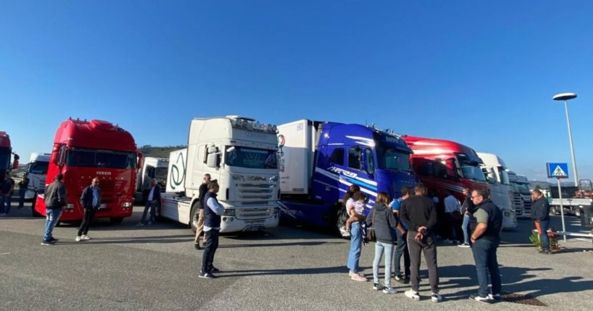 https://www.quotidianodelsud.it/wp-content/uploads/2026/10/caro-carburante-protesta-cittadella.jpg