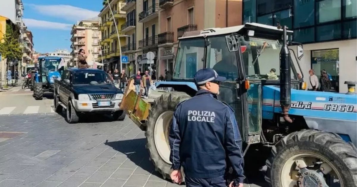 https://www.quotidianodelsud.it/wp-content/uploads/2026/10/caro-vita-cosenza-trattori.jpg