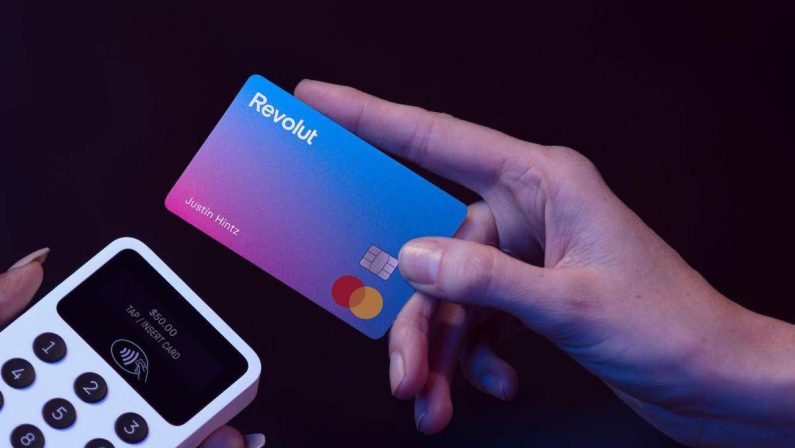 Revolut down, oggi blocco totale. La banca: “Soldi sono al sicuro”