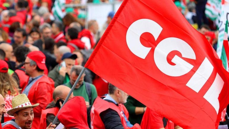Cgil scende in piazza, in migliaia a Roma per ‘La via maestra’: “Lavoro, pace, Costituzione”