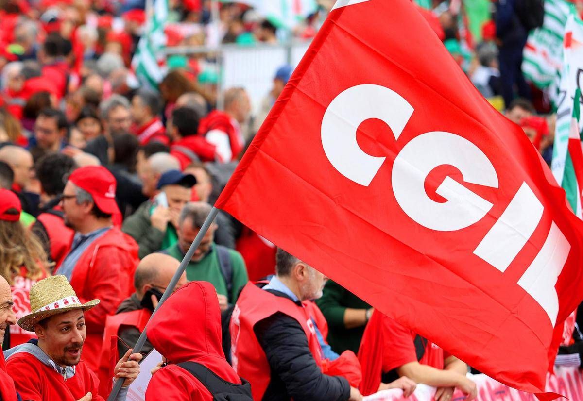 https://www.quotidianodelsud.it/wp-content/uploads/2026/10/cgil-manifestazione-bandiera-fg-ipa.jpeg