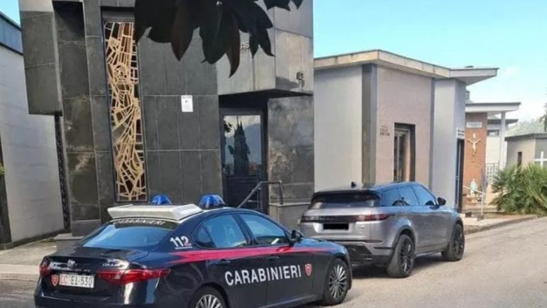 Poggiomarino, cade da una scala al cimitero durante una tumulazione, 58enne in coma
