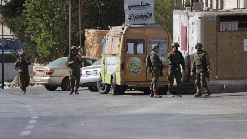 Blitz Idf in Cisgiordania: “Azione antiterrorismo a Hebron”. Media: “Almeno 15 palestinesi arrestati”