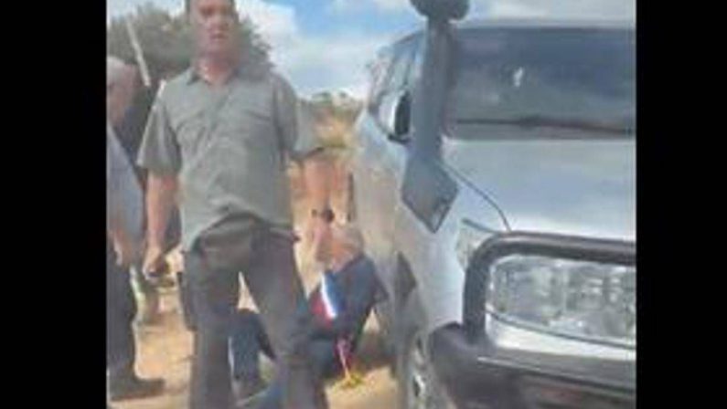 Cisgiordania, coloni israeliani attaccano convoglio di diplomatici europei